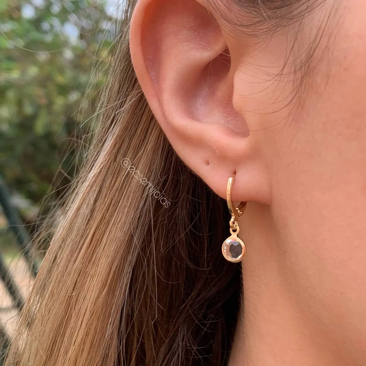 Brinco tranqueta com zircônia - banhado a ouro 18k