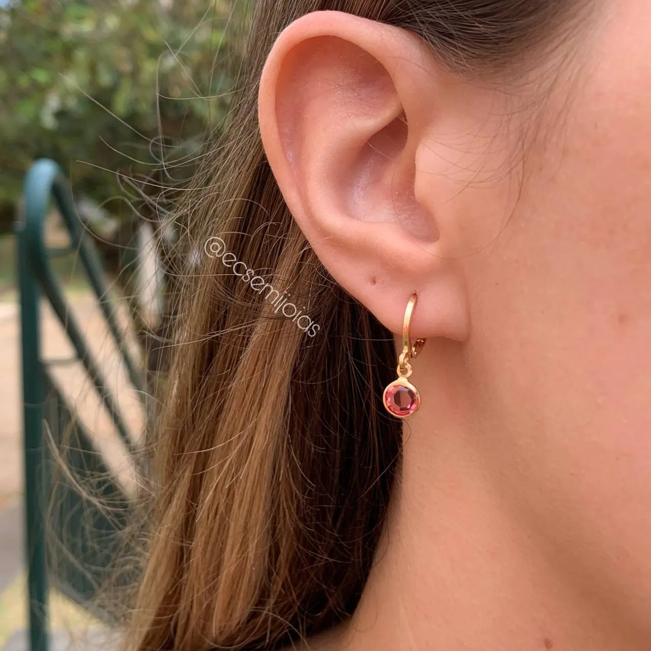 Brinco tranqueta com zircônia - banhado a ouro 18k