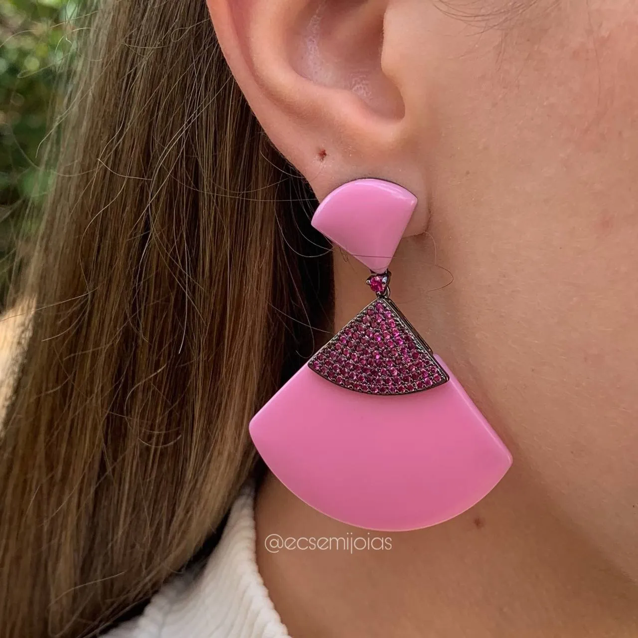 Brinco triangulo cravejado  - banhado a ródio negro