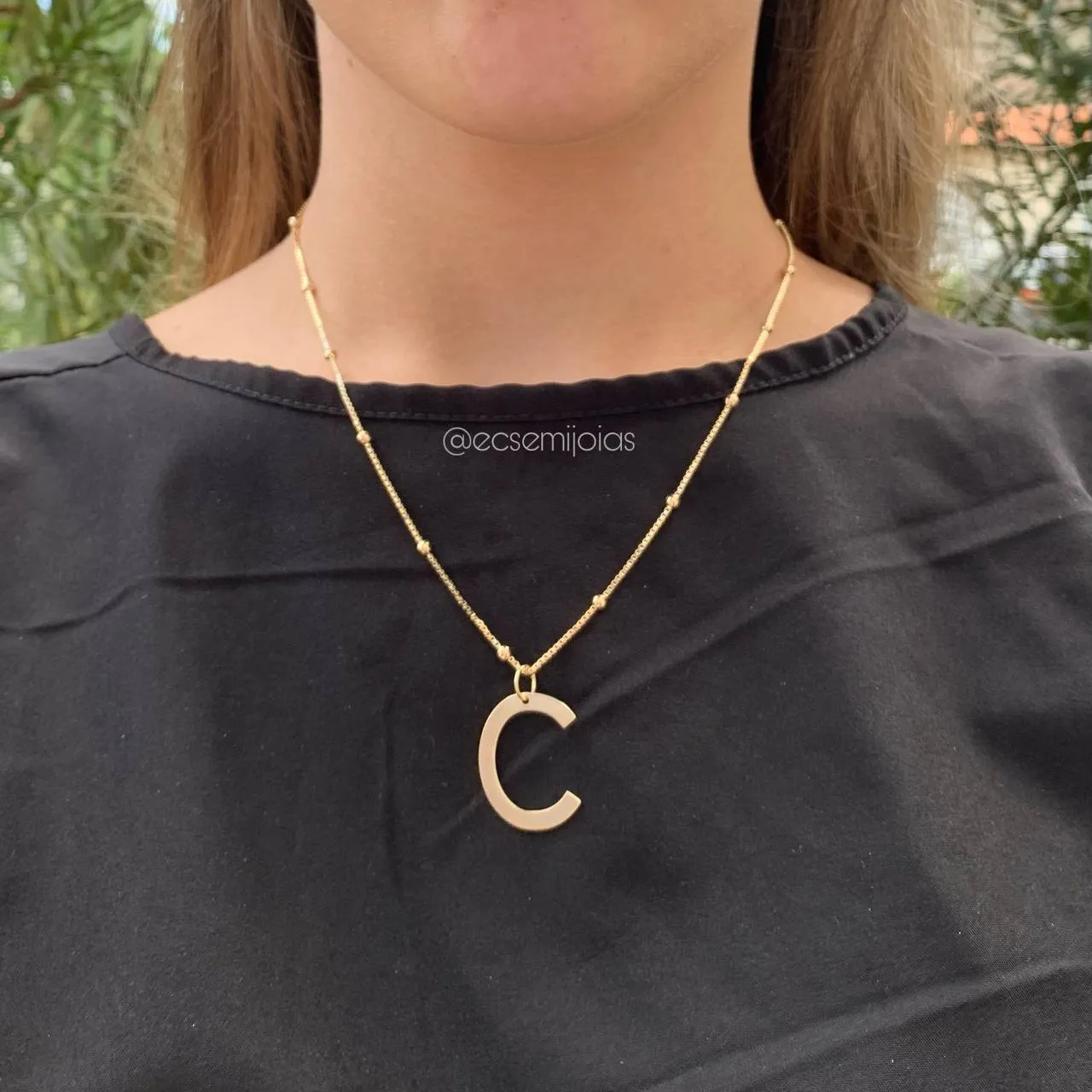 Colar de bolinhas 45 cm com pingente de letra C - banhado a ouro 18k