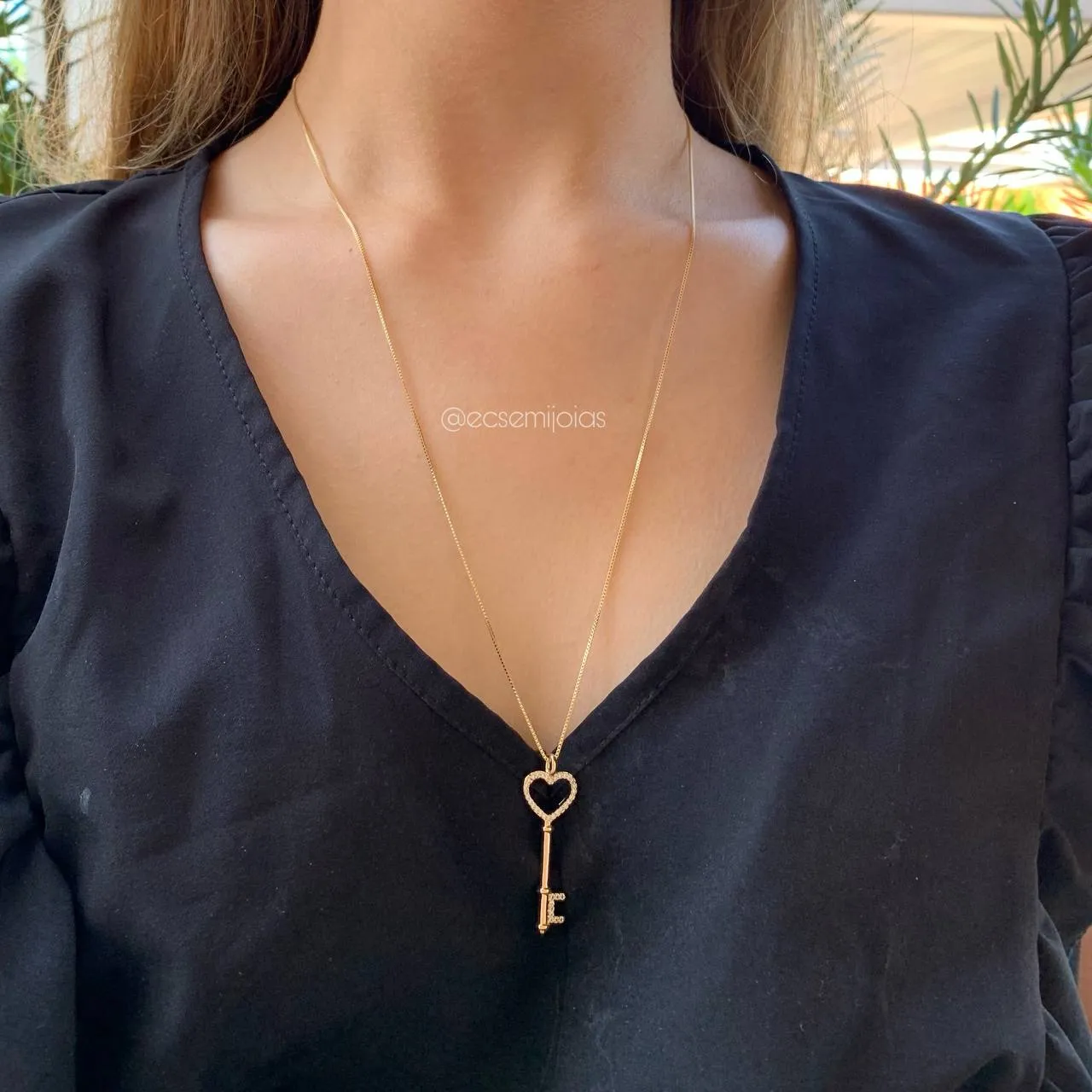 Colar de chave cravejada - 60 cm - banhado a ouro 18k