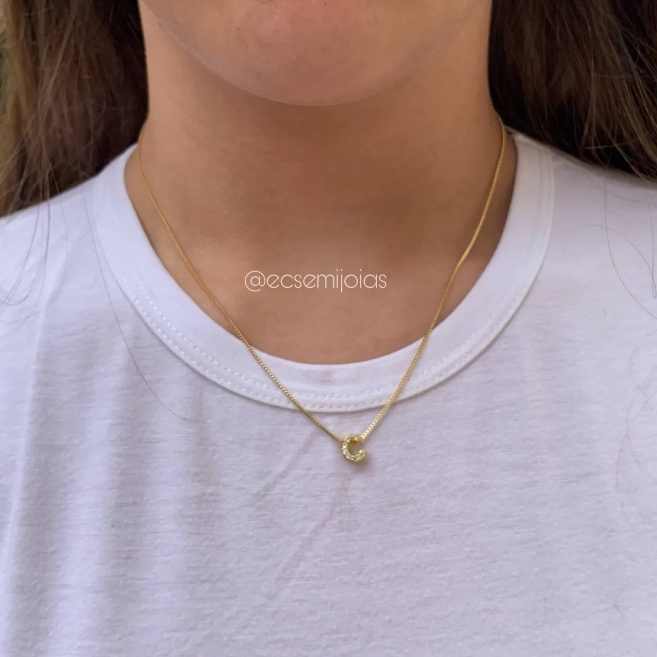 Colar de letra C cravejado - 45 cm - banhado a ouro 18k
