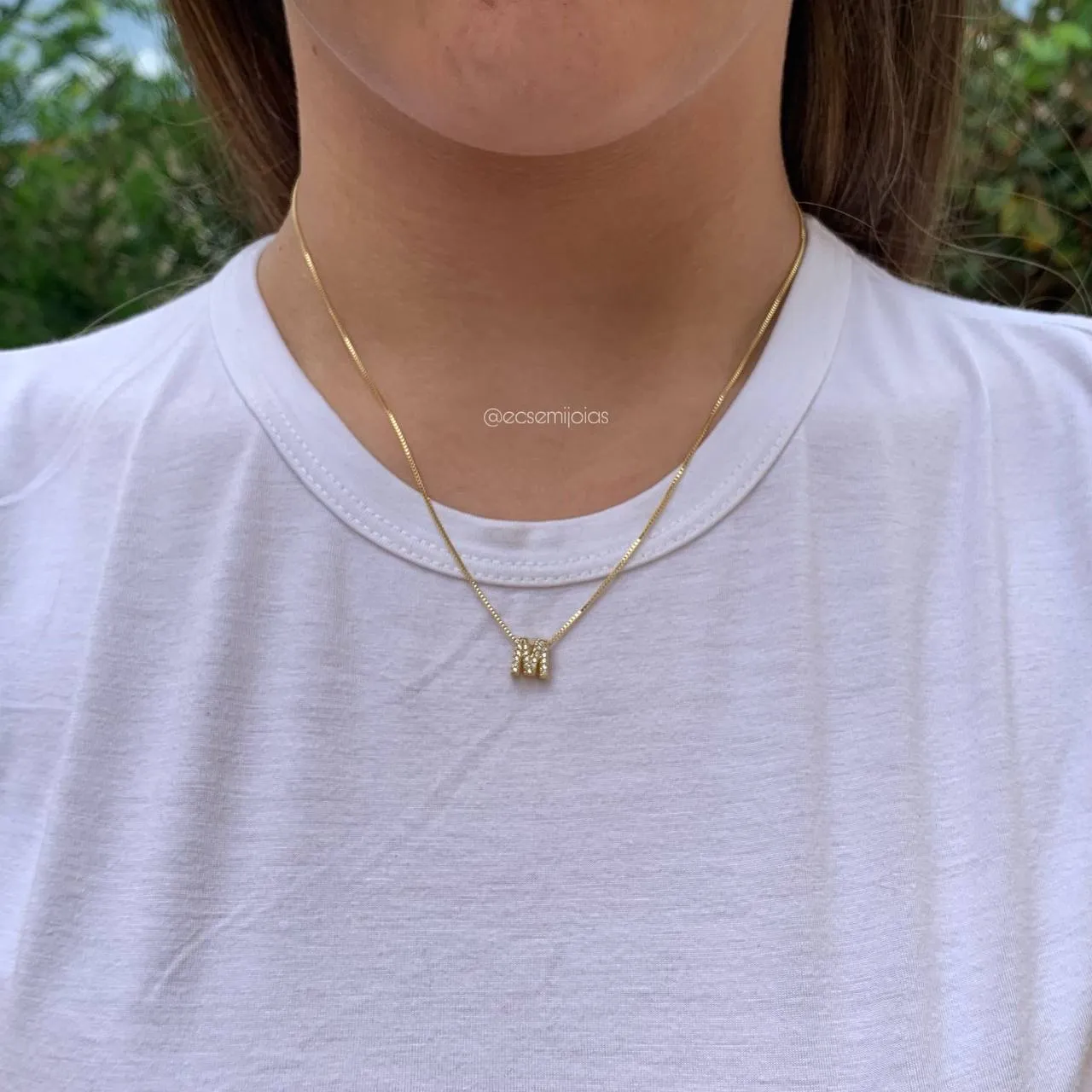 Colar de letra M cravejado - 45 cm - banhado a ouro 18k