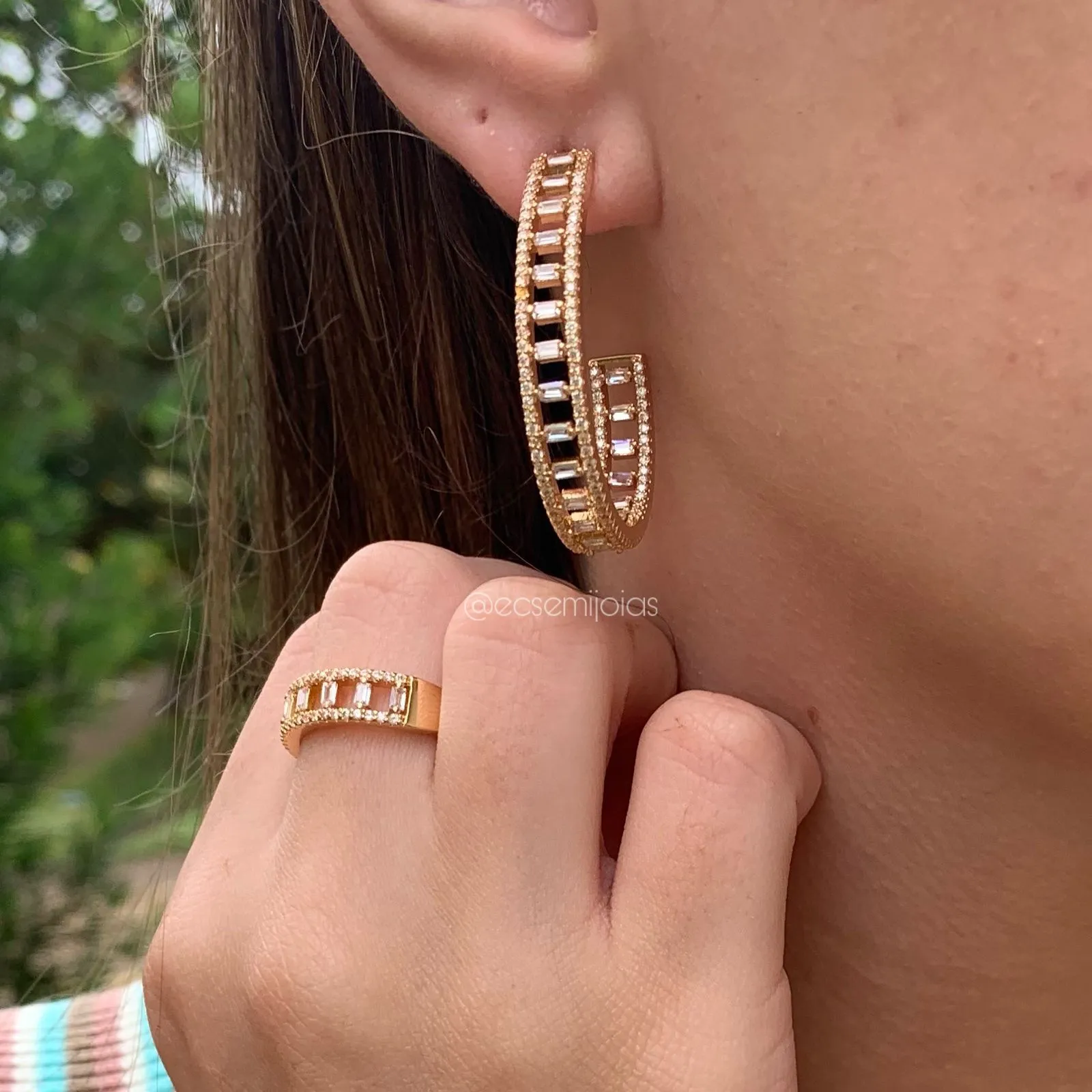 Conjunto brinco argola cravejada e anel - banhado a ouro 18k