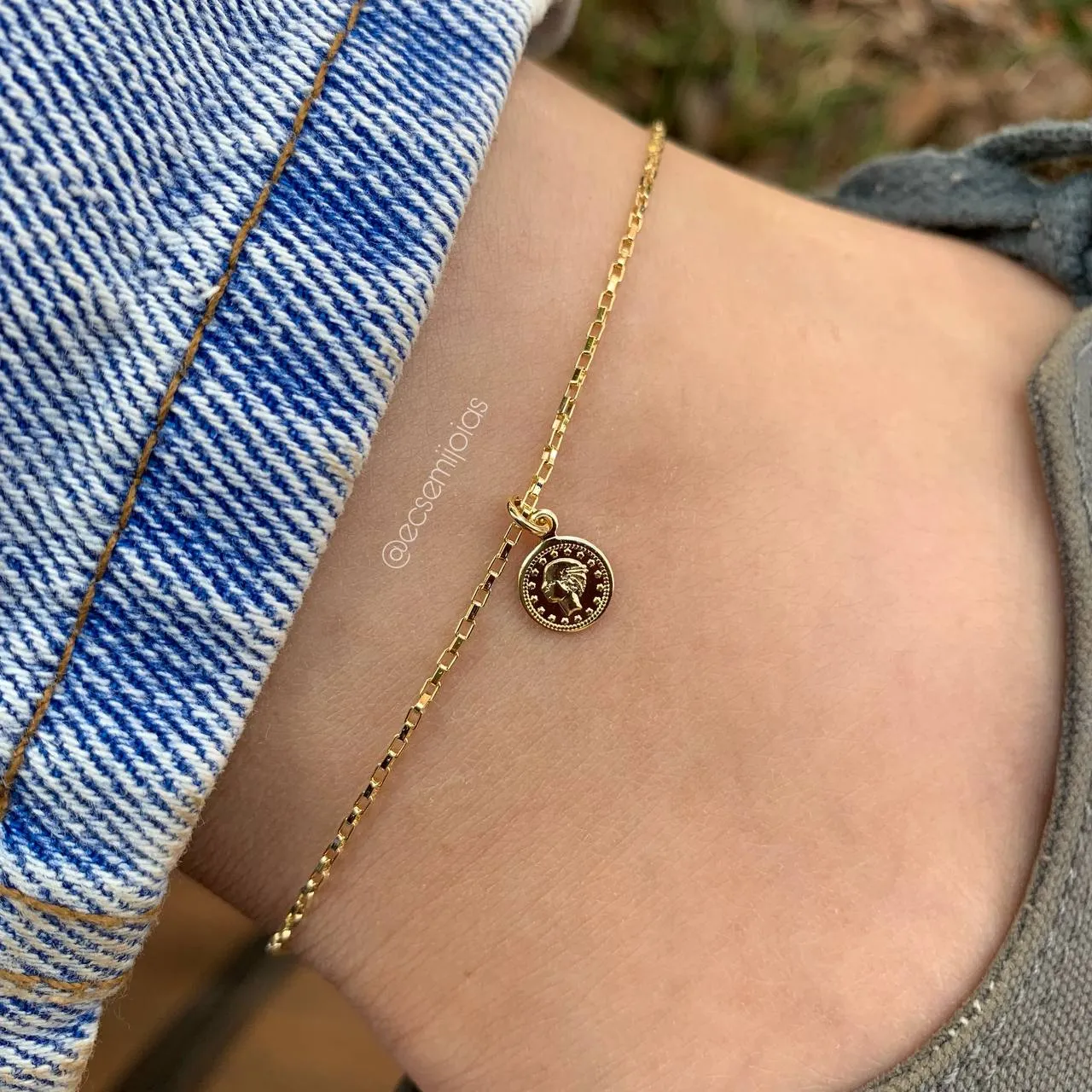 Tornozeleira com pingente moeda - banhado a ouro 18k - 24 cm + 4 cm de extensor
