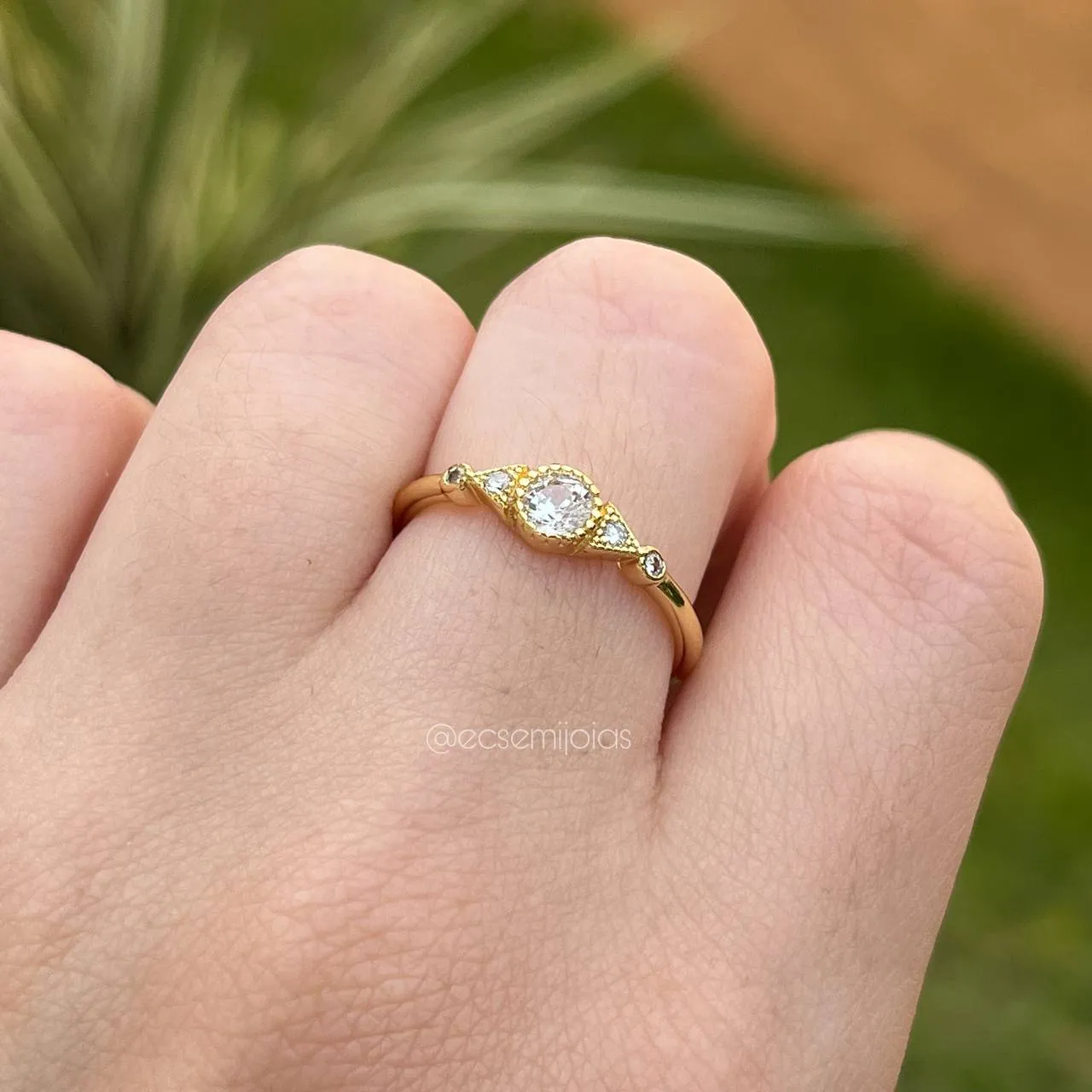 Anel fininho com zircônias redondas - banhado a ouro 18k