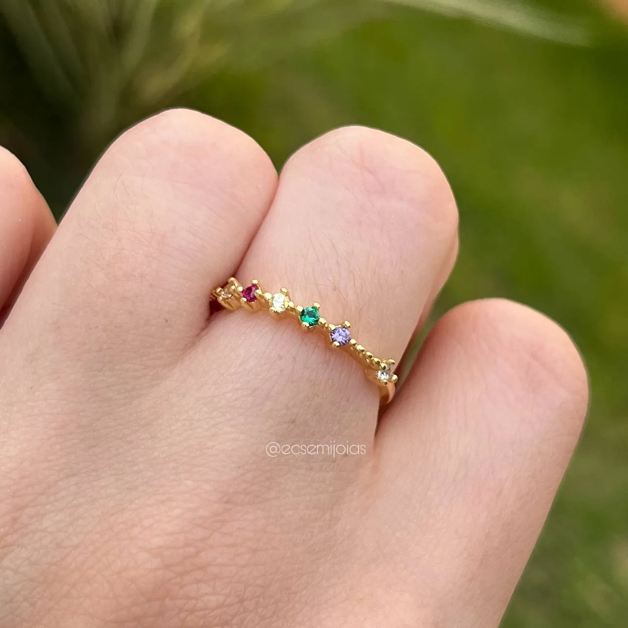 Anel fininho com zircônias redondas coloridas  - banhado a ouro 18k