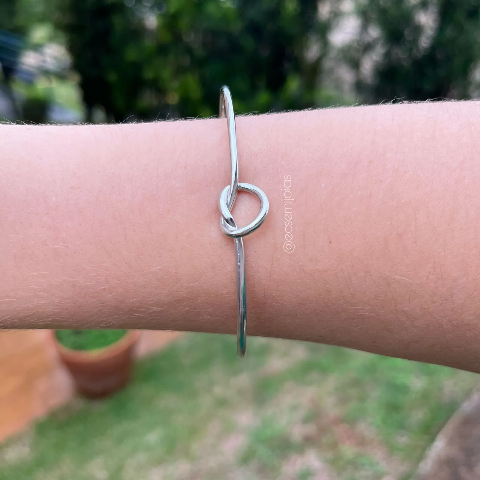 Bracelete liso com nó -  banhado a ródio branco