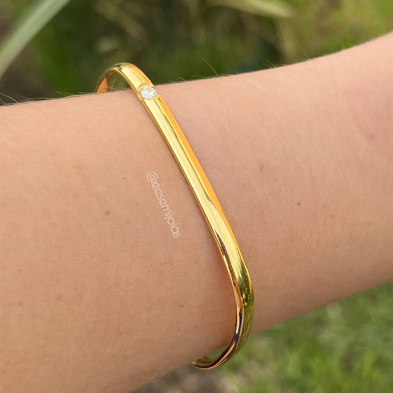 Bracelete liso com uma zircônia - banhado a ouro 18k