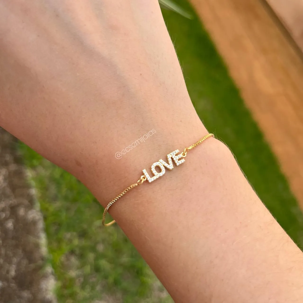 Pulseira de shambala escrito love cravejado - banhado a ouro 18k