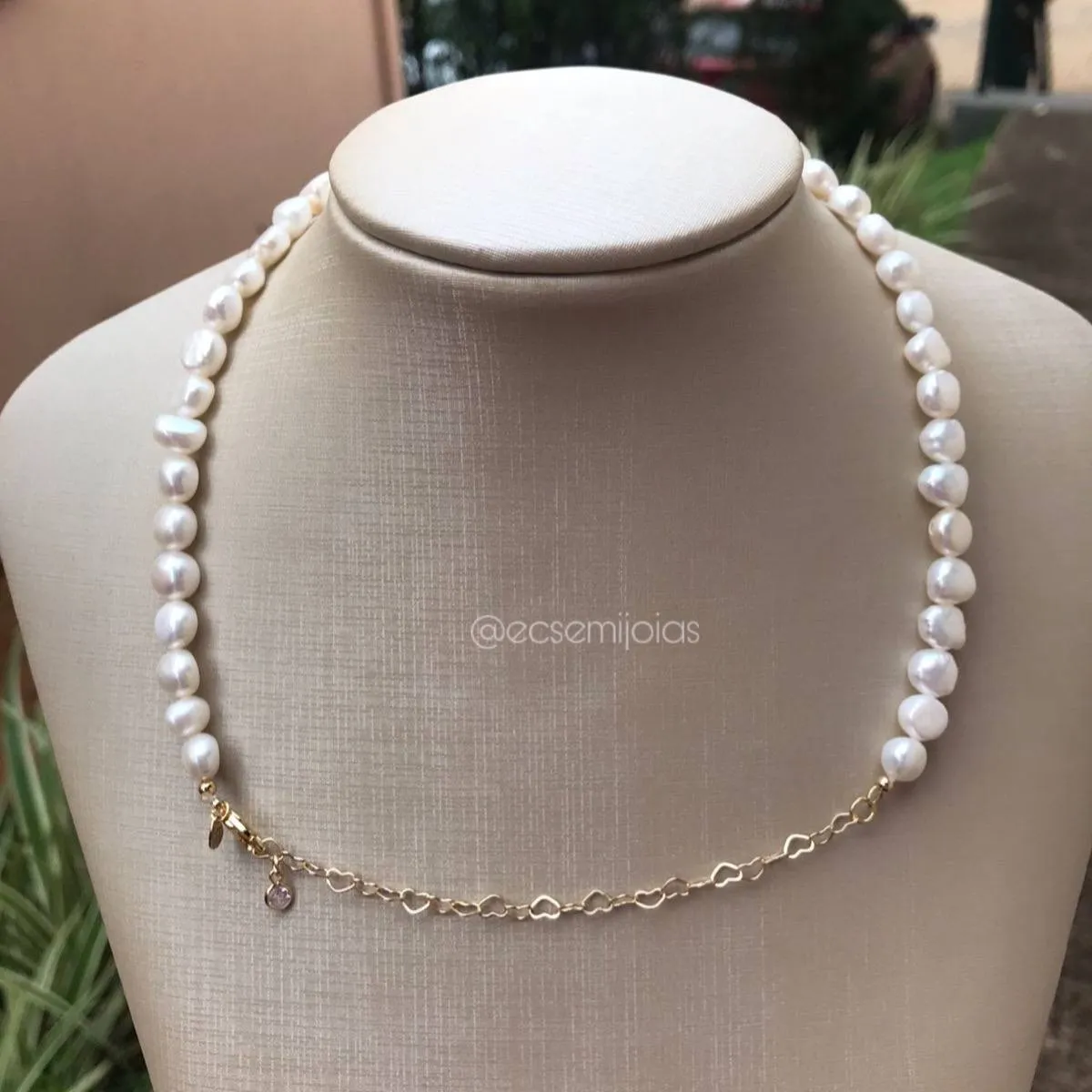 Colar choker de pérola de agua doce - 35 + 10 cm de extensor  -  banhado a ouro 18k