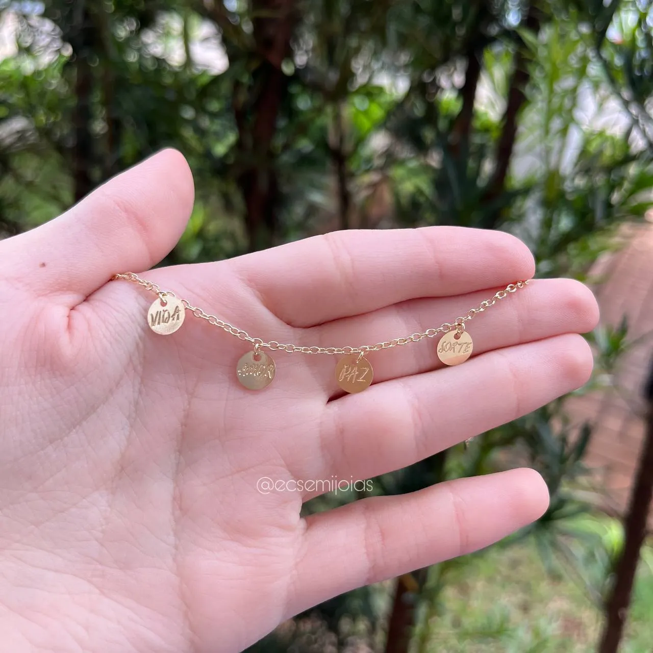 Pulseira plaquinhas vida amor paz e sorte - 15 cm + 5 cm  de extensor - banhado a ouro 18k