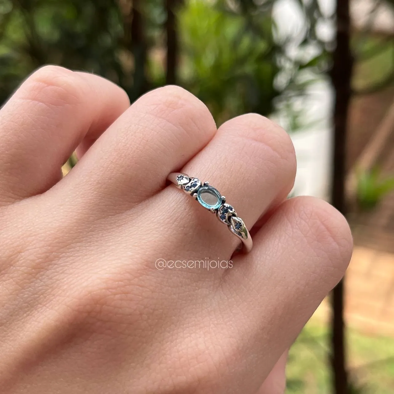 Anel com pedra oval fininho - banhado a ródio branco