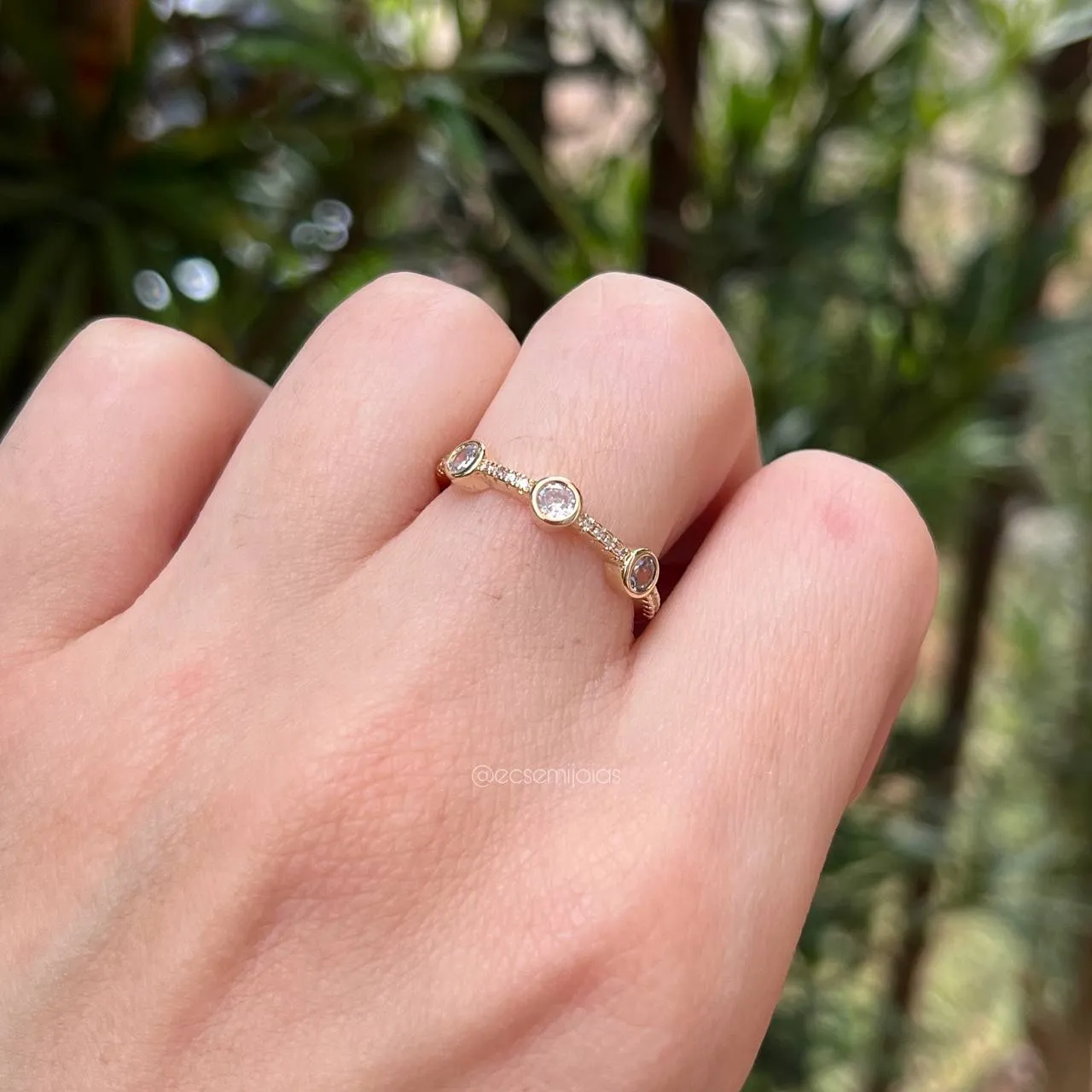 Anel cravejado com 3 zircônias redondas - banhado a ouro 18k