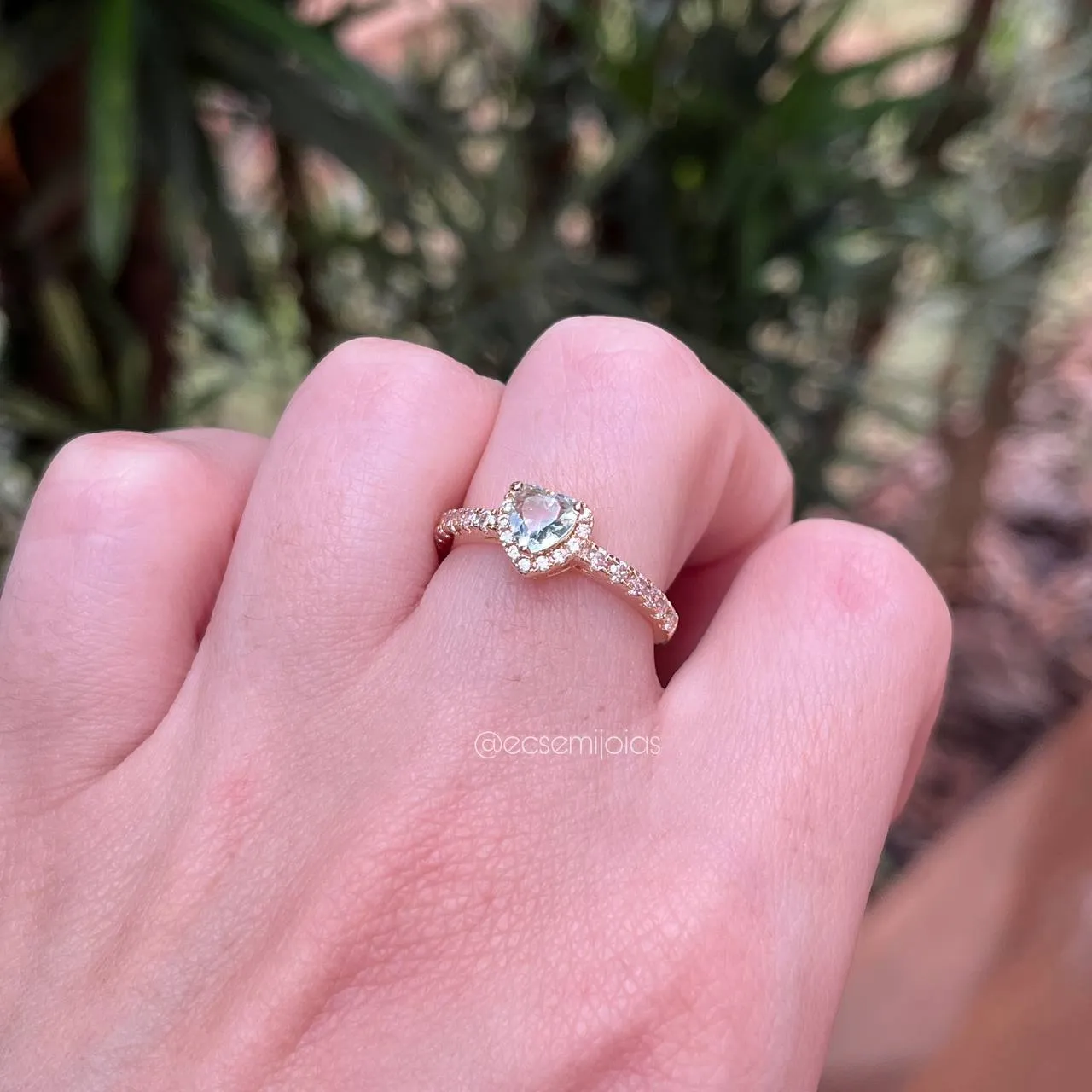 Anel de coração e cravejado em volta - banhado a ouro 18k