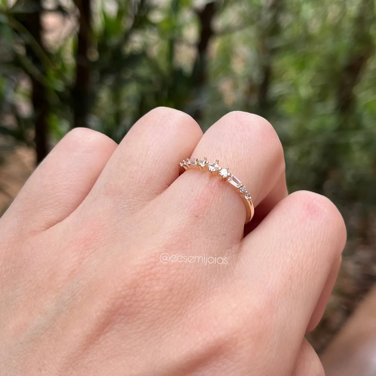 Anel  delicado cravejado - banhado a ouro 18k
