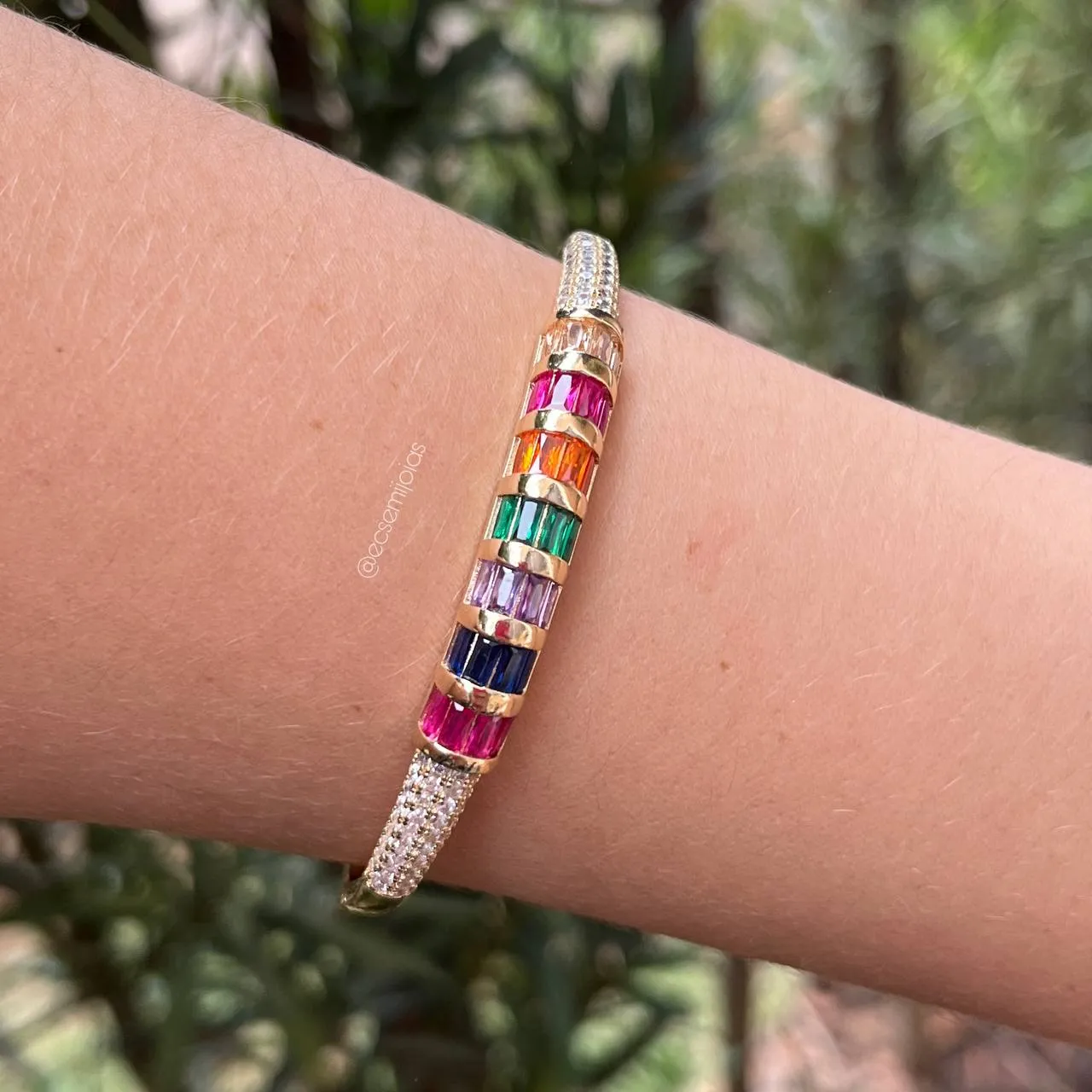 Bracelete pedras baguete colorida cravejada dos lados - banhado a ouro 18k