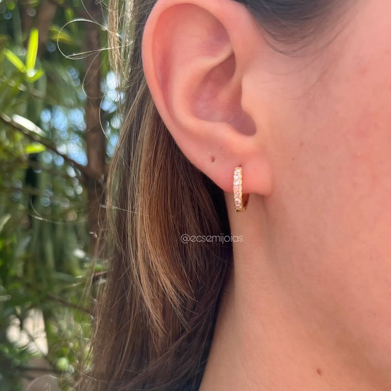Brinco argola cravejada 7 zircônias M - banhado a ouro 18k