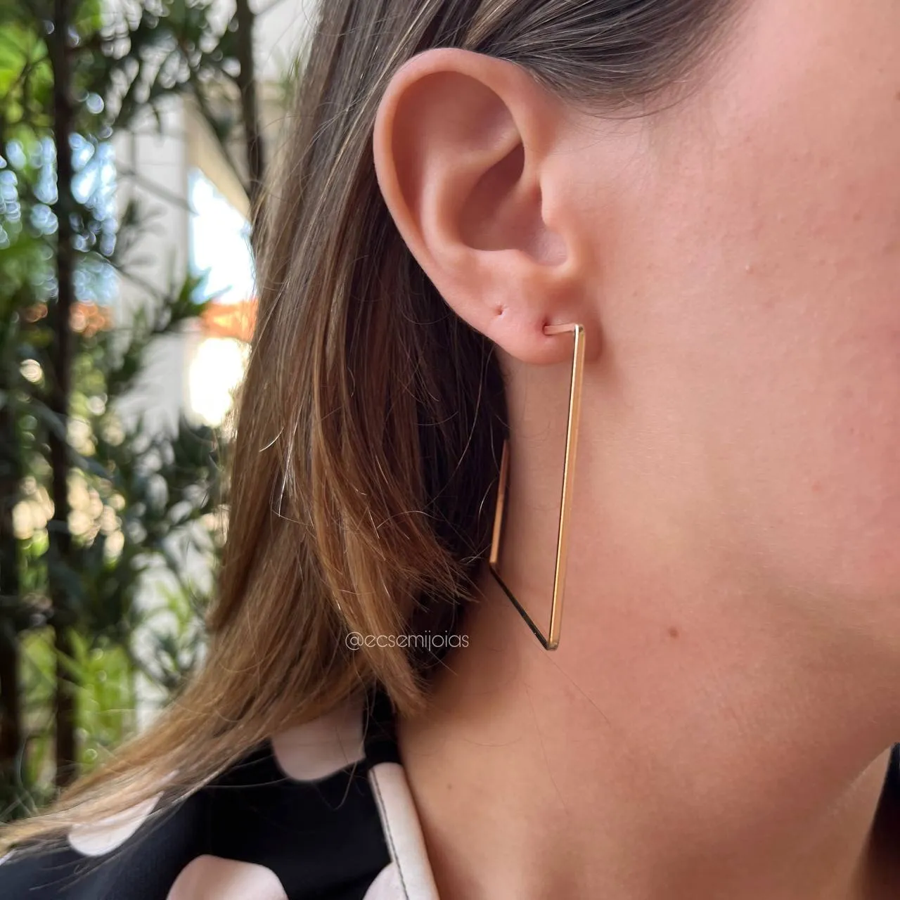 Brinco argola quadrada - banhada a ouro 18k