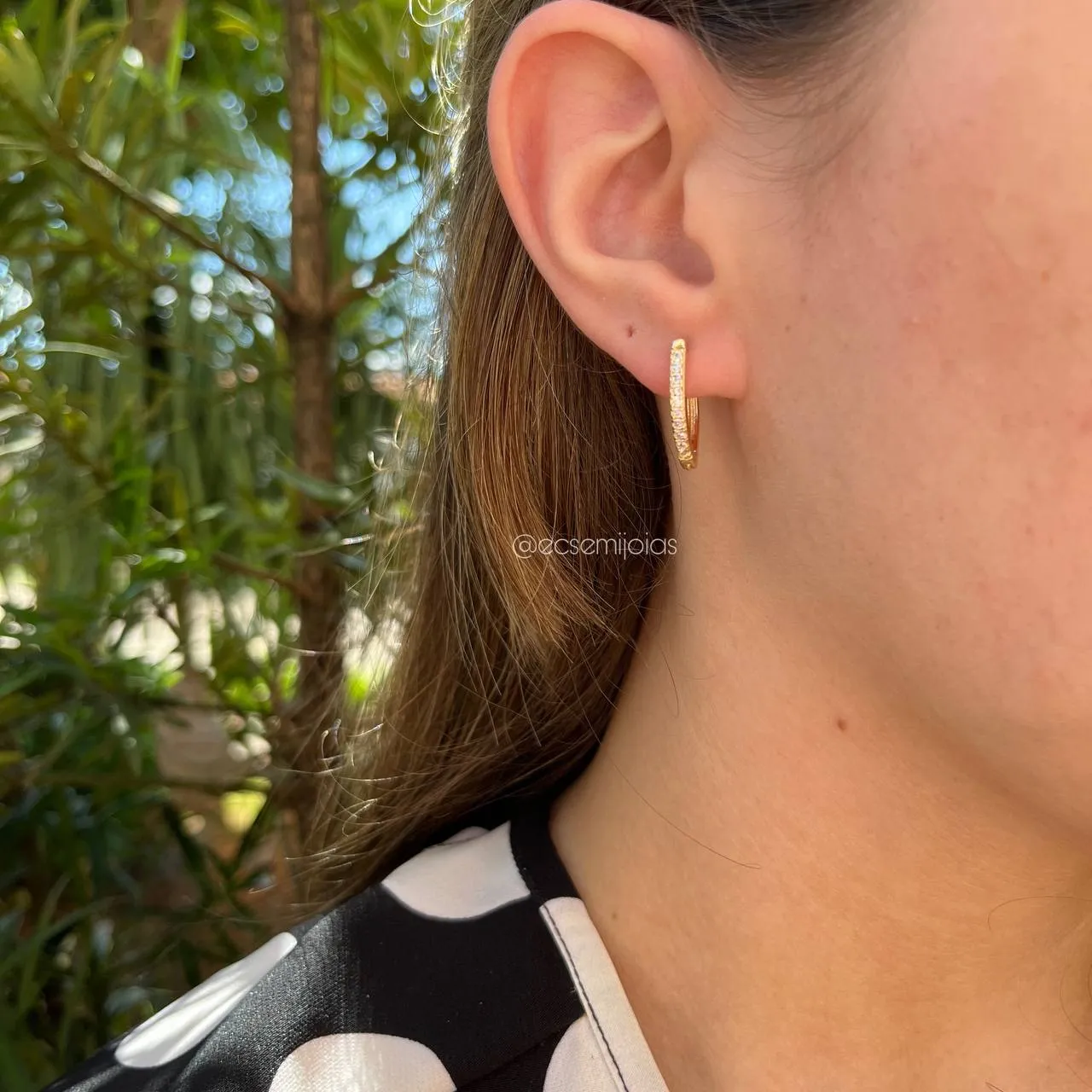 Brinco argola V cravejada G - banhado a ouro 18k