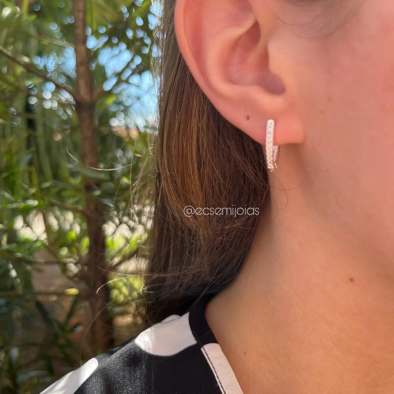 Brinco argola V cravejada M - banhado a prata 925
