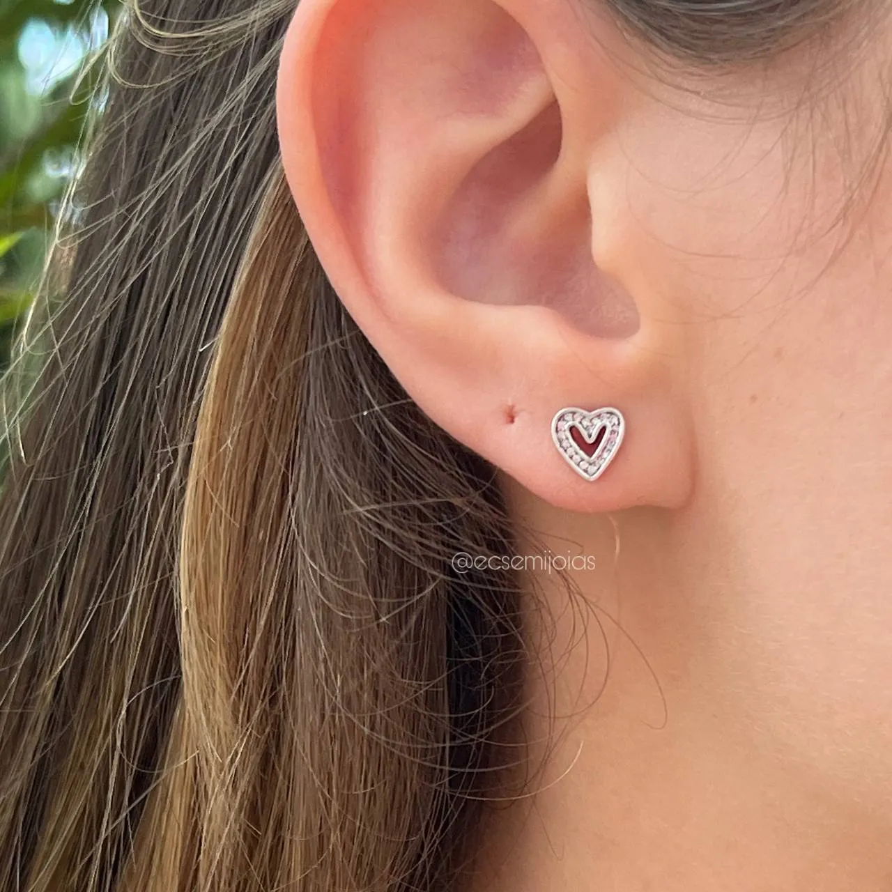 Brinco coração cravejado - banhado a ródio branco