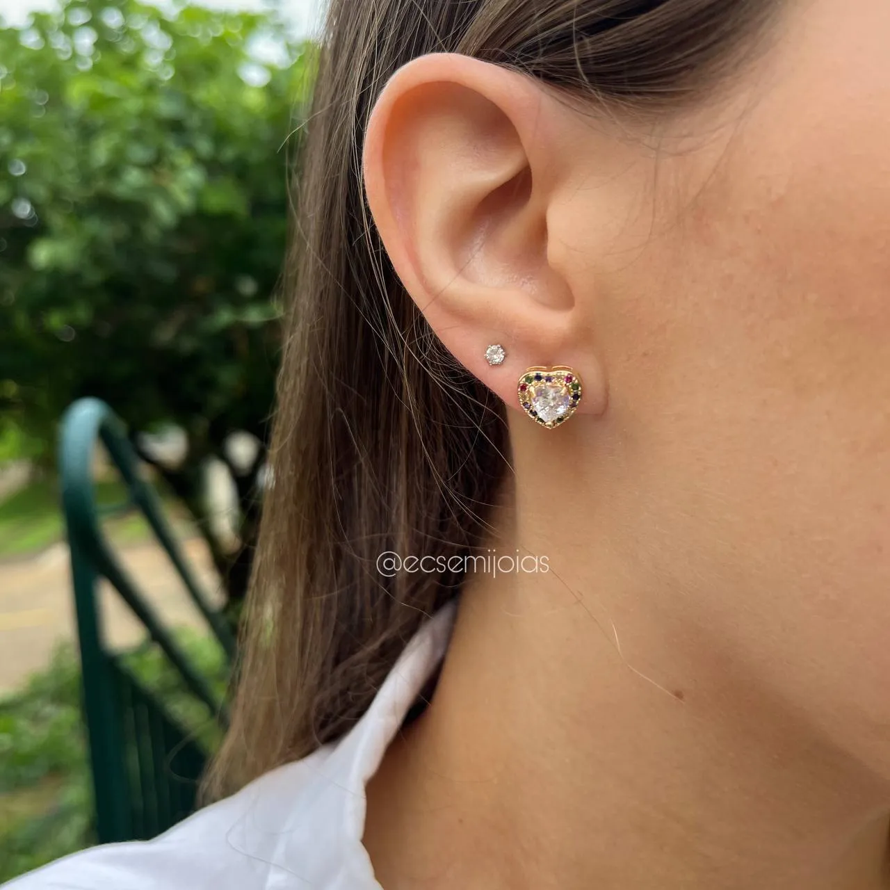 Brinco coração  cravejado em volta G - banhado a ouro 18k