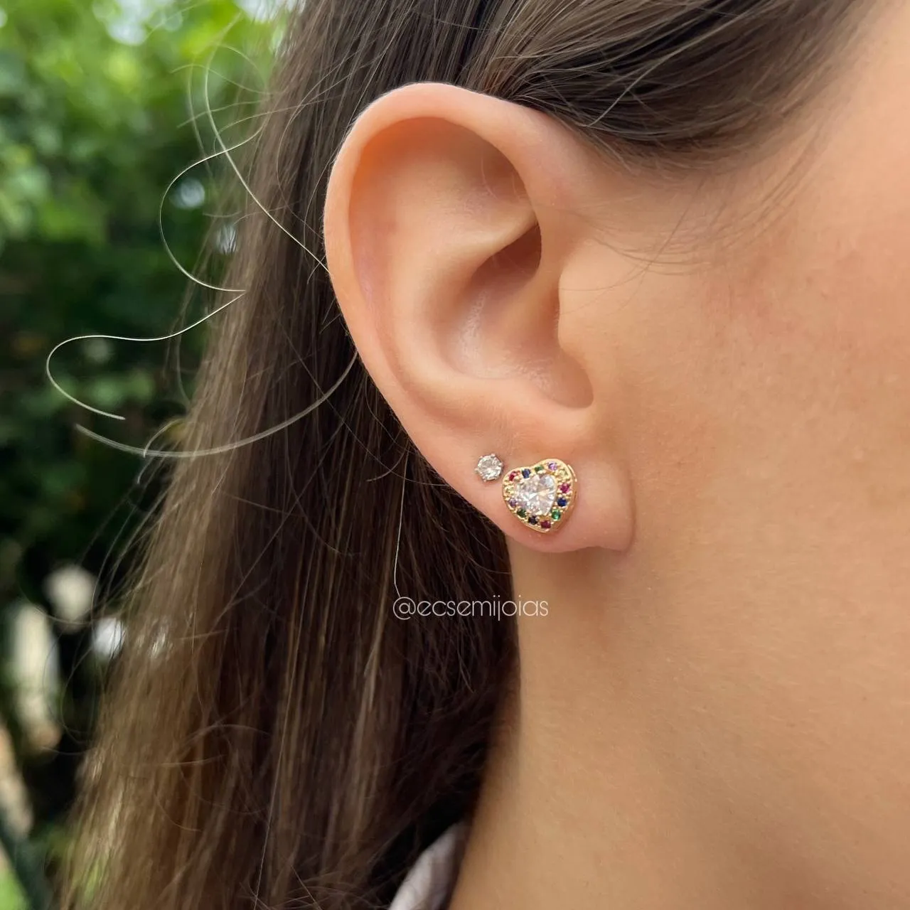 Brinco coração  cravejado em volta M - banhado a ouro 18k
