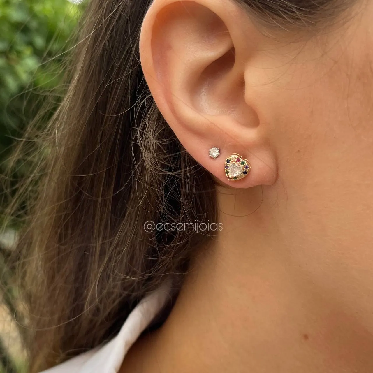 Brinco coração  cravejado em volta P - banhado a ouro 18k