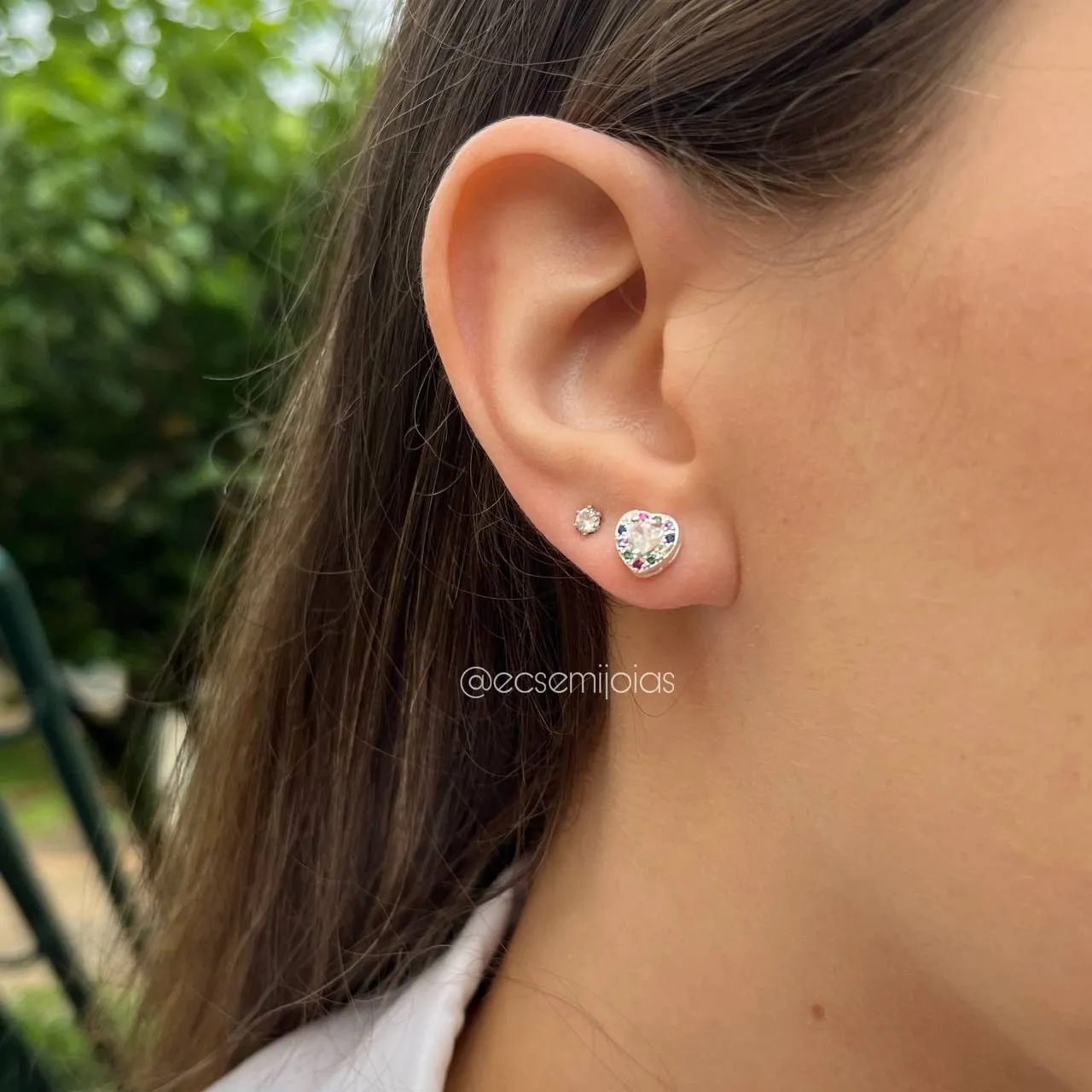 Brinco coração  cravejado em volta P - banhado a prata 925