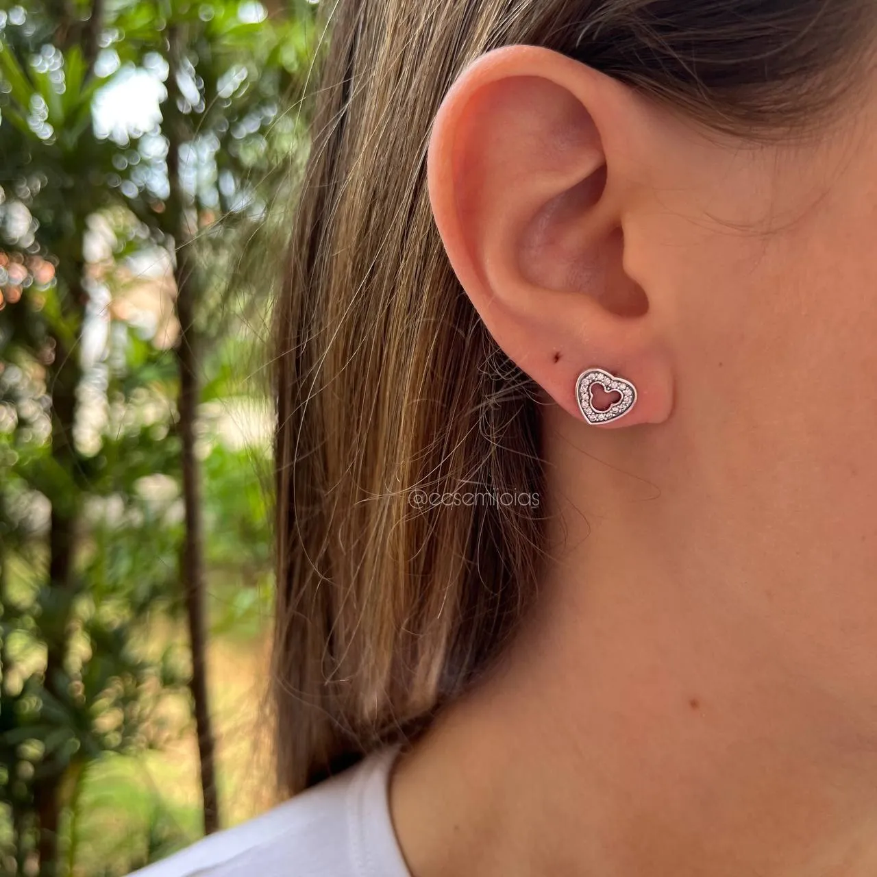 Brinco coração cravejado personagem - banhado a ródio branco