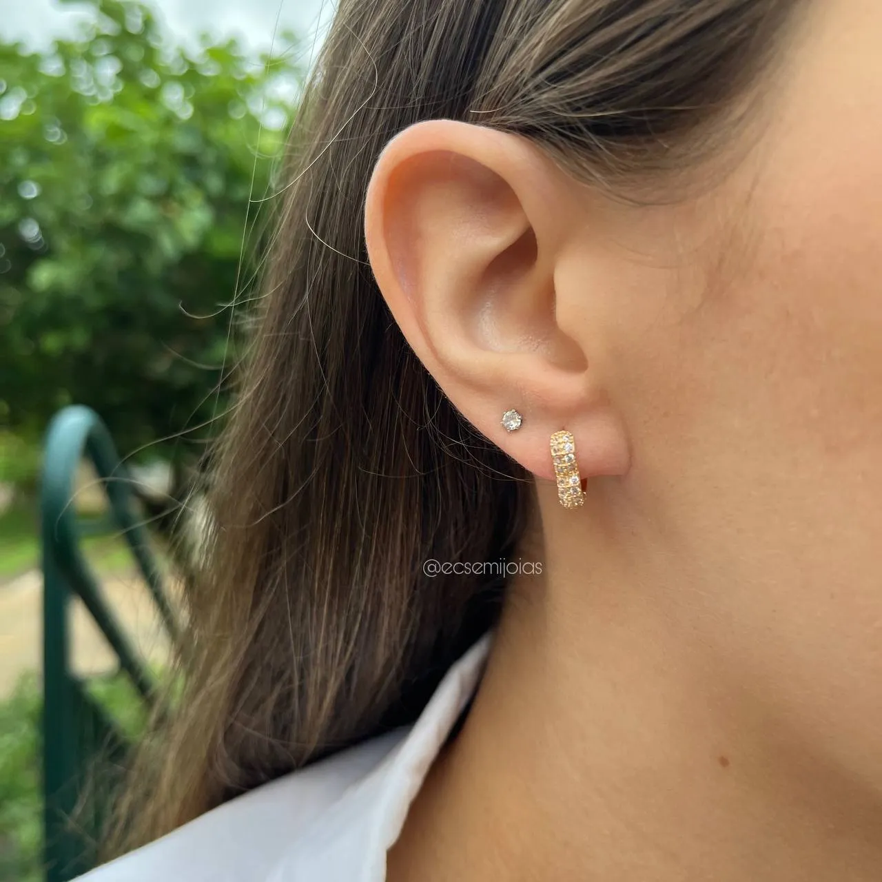Brinco de argola de coração cravejado P - banhado a ouro 18k