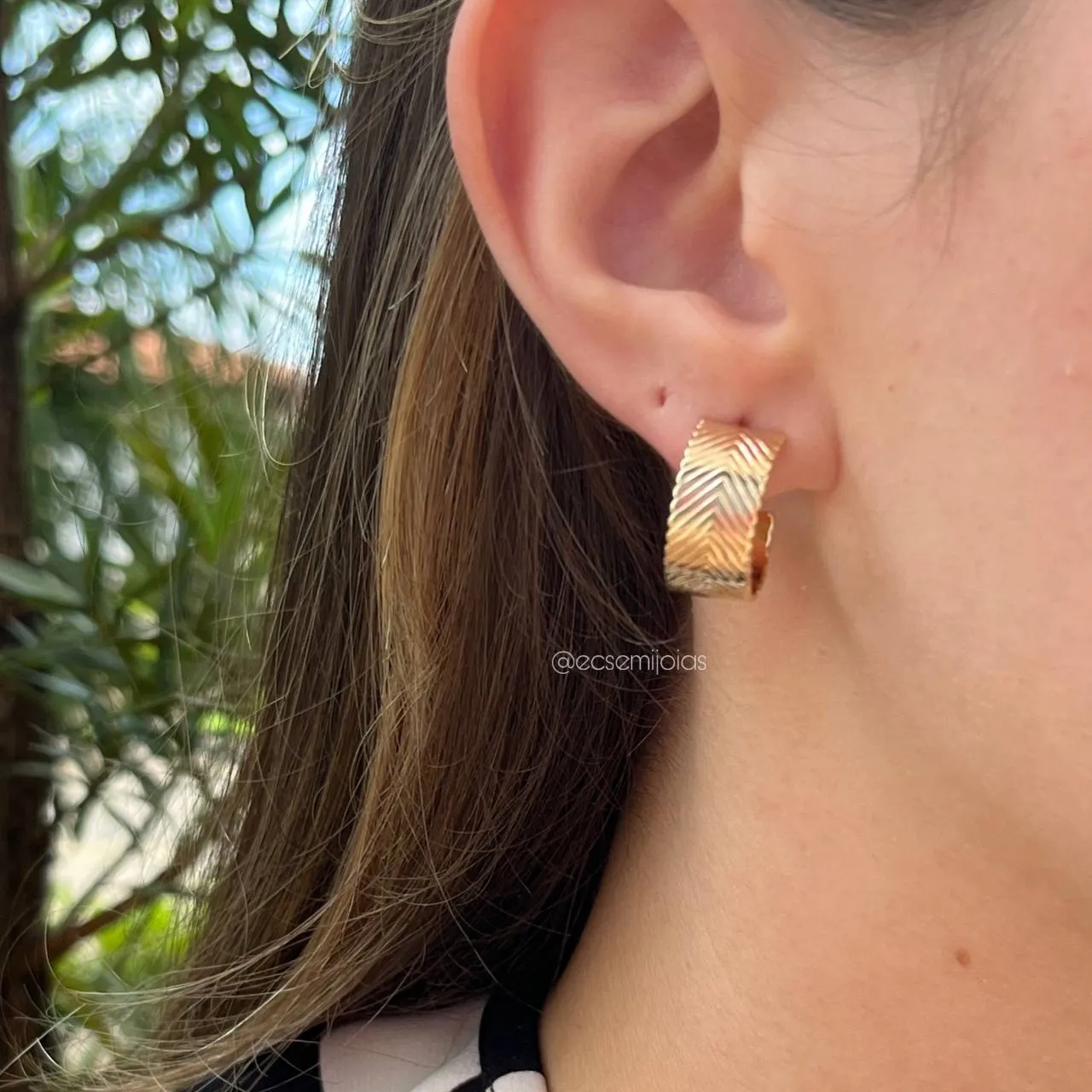 Brinco de argola trabalhada - banhado a ouro 18k