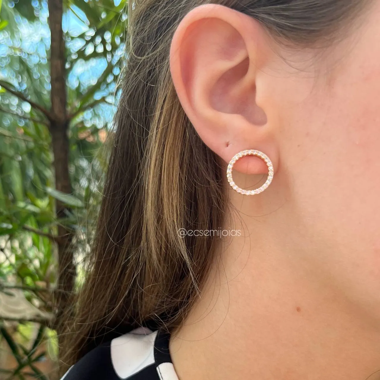 Brinco de redondo cravejado - banhado a ouro 18k