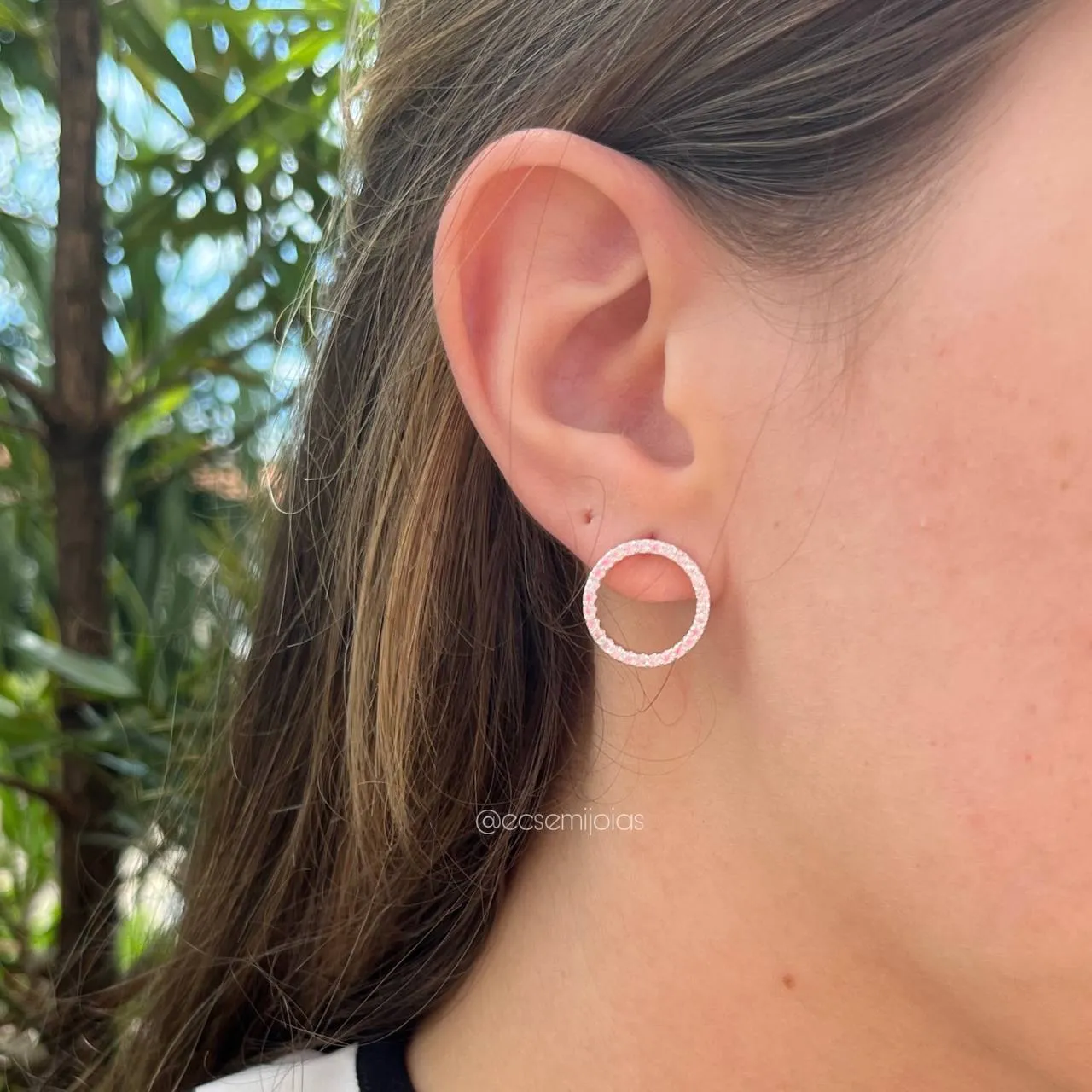 Brinco de redondo cravejado - banhado a prata 925