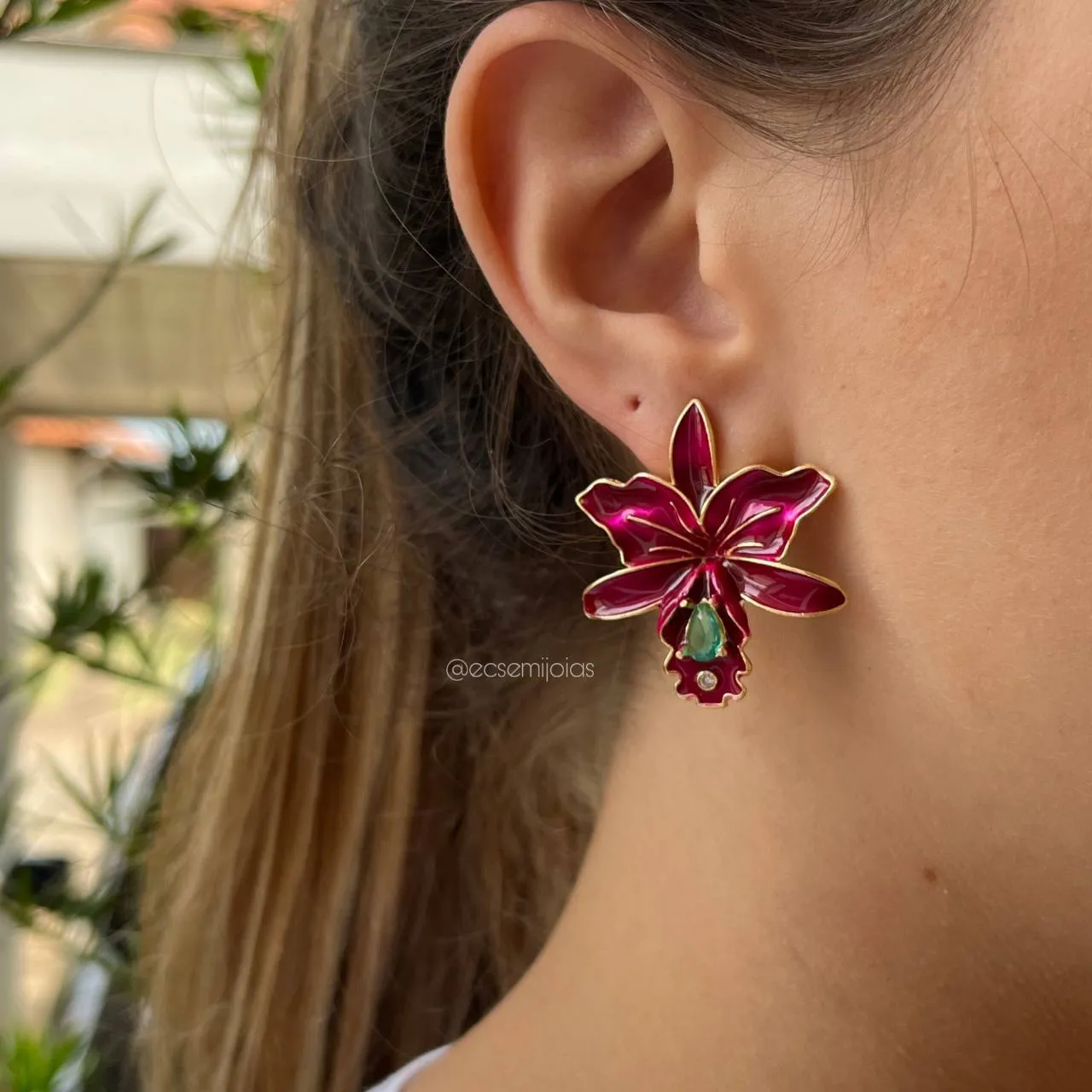Brinco flor orquídea  esmaltada - banhado a ouro 18k