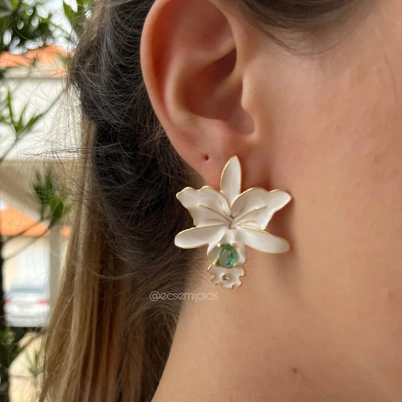 Brinco flor orquídea  esmaltada - banhado a ouro 18k