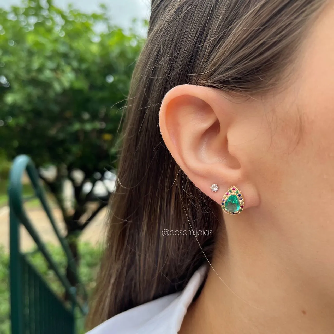 Brinco gota cravejada em volta G - banhado a ouro 18k