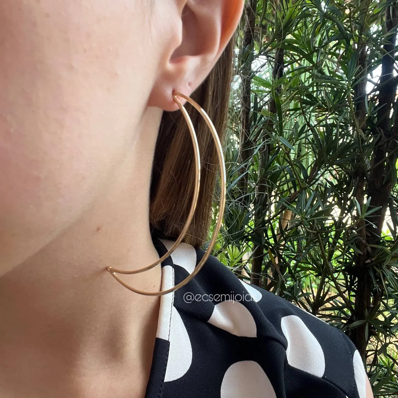 Brinco meia argola lua - banhado a ouro 18k