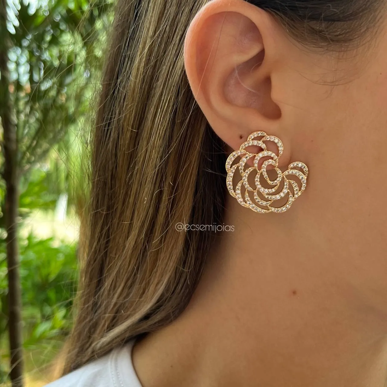 Brinco rosa cravejado - banhado a ouro 18k