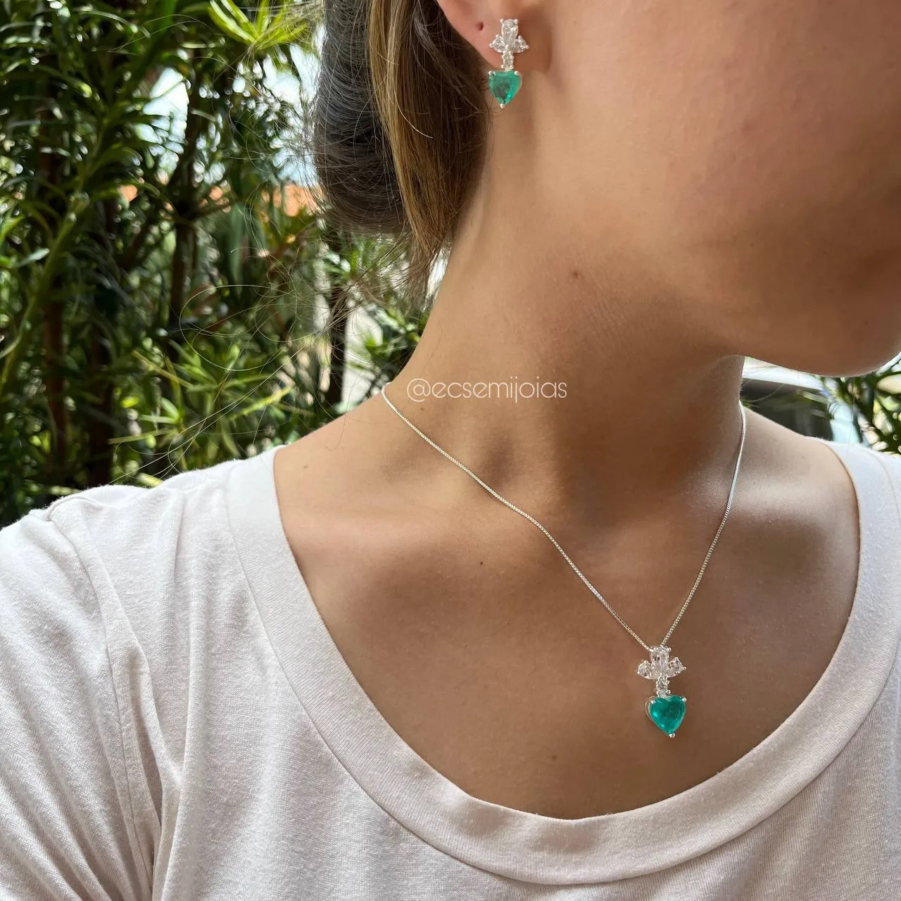 Conjunto de brinco e colar com quatro zircônias em cima e um coração pendurado  - banhada a prata 925
