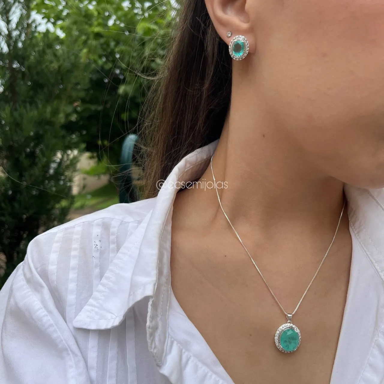 Conjunto de brinco e colar oval cravejado com pedra fusion - banhado a prata 925