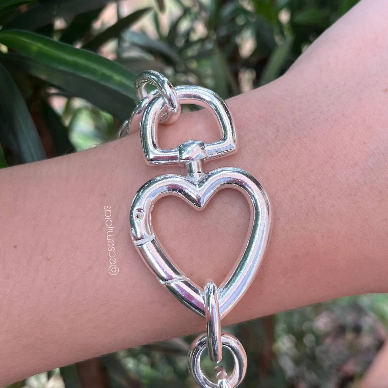 Pulseira elo oval grosso e acessório de coração - banhado a prata 925