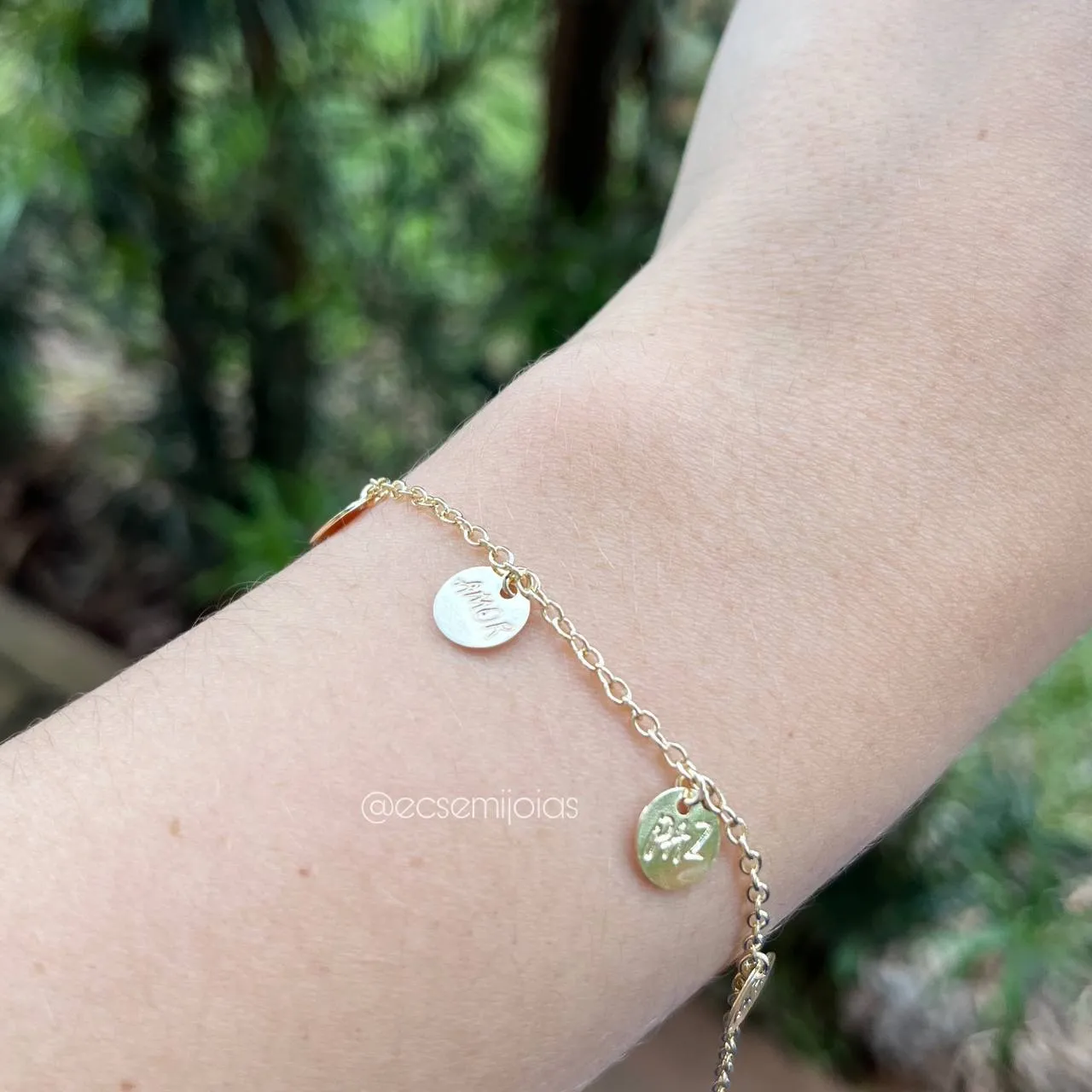 Pulseira plaquinhas vida amor paz e sorte - 15 cm + 5 cm  de extensor - banhado a ouro 18k