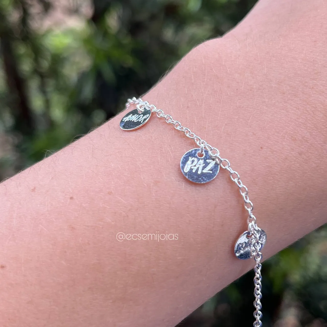 Pulseira plaquinhas vida amor paz e sorte - 15 cm + 5 cm  de extensor - banhado a prata 925