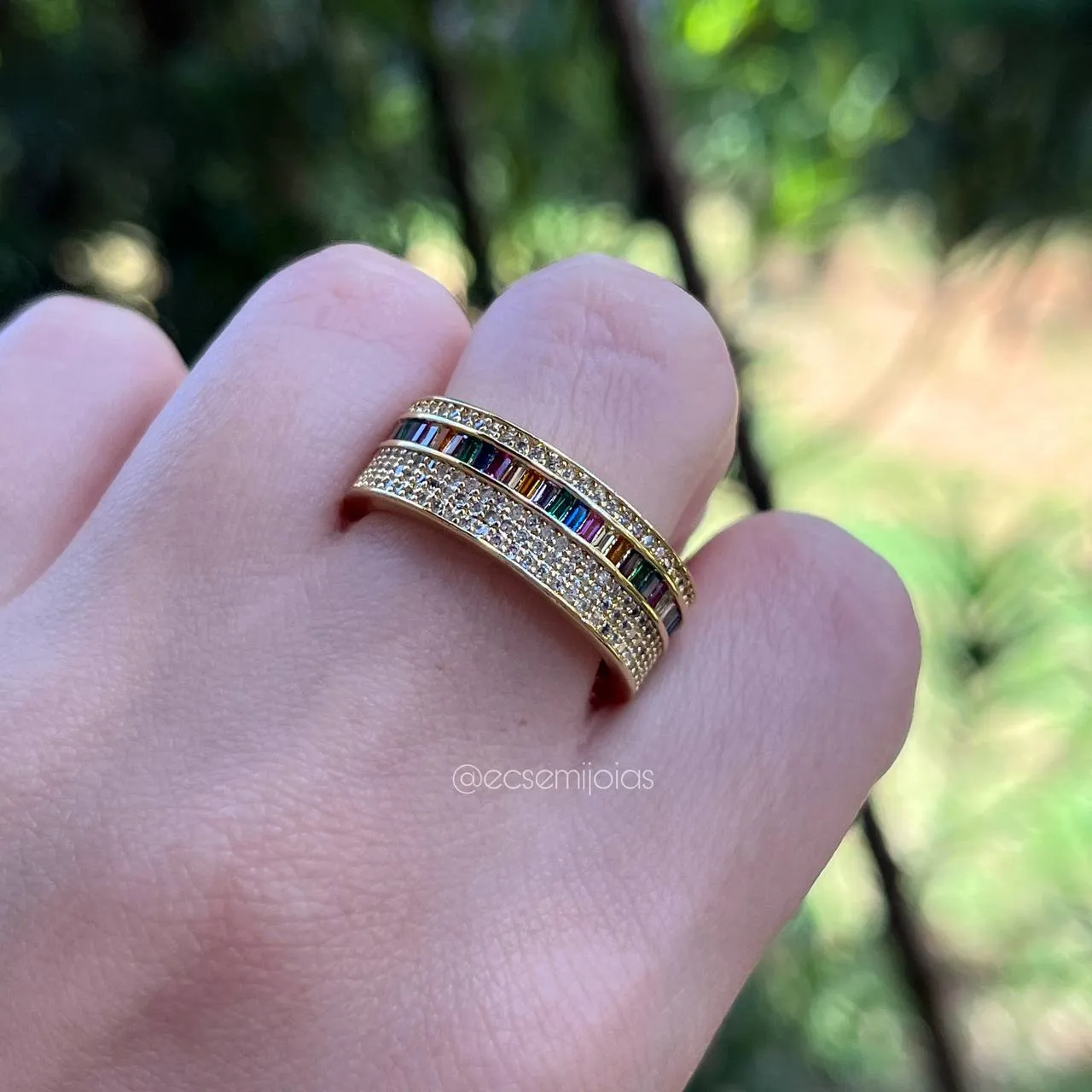 Anel cravejado com zircônia baguete colorido - banhado a ouro 18k