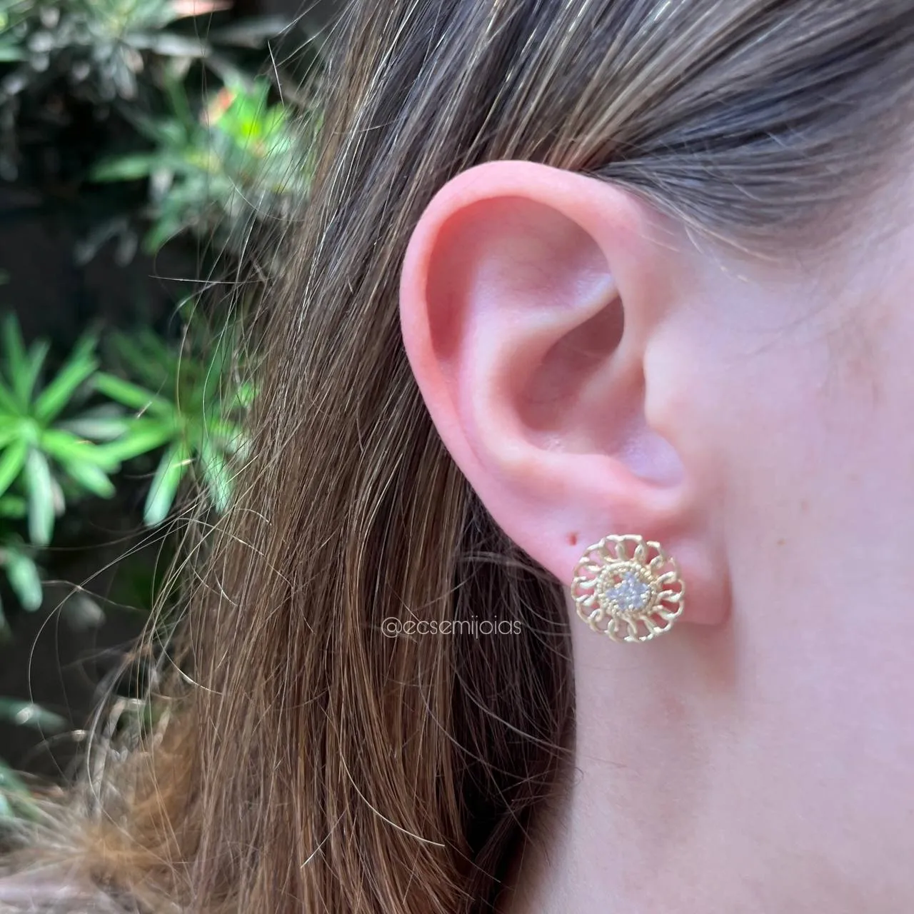 Brinco de flor cravejado - banhado a ouro 18k