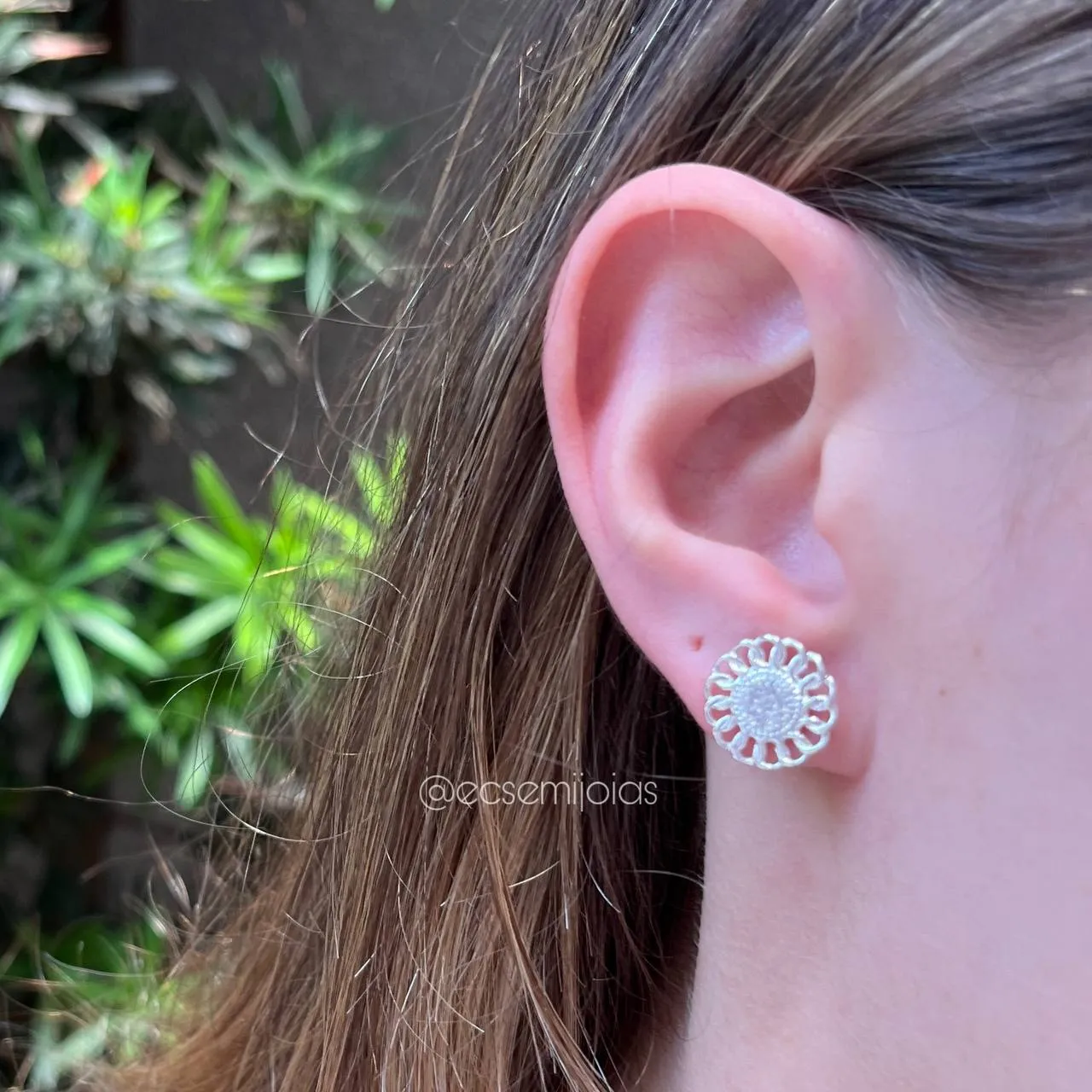 Brinco de flor cravejado - banhado a prata 925