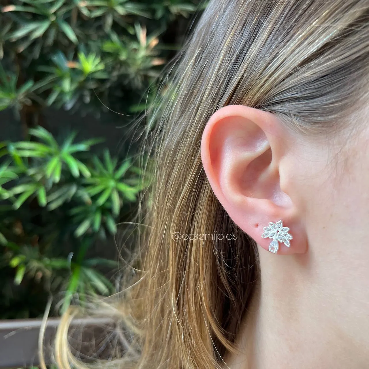 Brinco de folhas cravejadas - banhado a prata 925