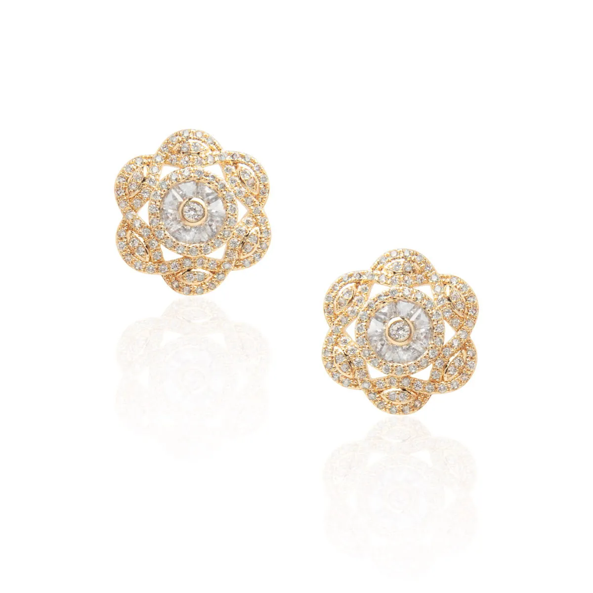 Brinco flor cravejada - banhado a ouro 18k
